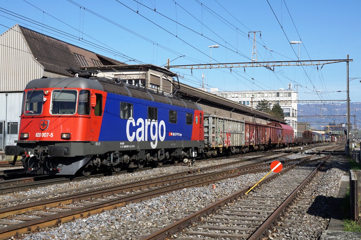 Re 620 007-5  WATTWIL 
Am 16. März 2020 konnte die refit3 Re 620 007-5 in Gerlafingen beobachtet und fotografiert werden.
Diese Aufnahme dokumentiert die länge der schweren Güterzüge die täglich mit Re 620 nach Gerlafingen geschleppt werden.
Foto: Walter Ruetsch
