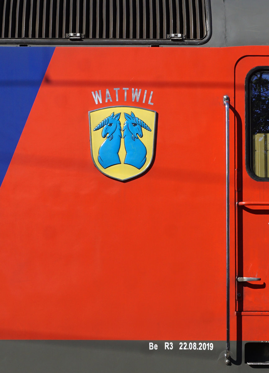 Re 620 007-5  WATTWIL 
Am 16. März 2020 konnte die refit3 Re 620 007-5 in Gerlafingen beobachtet und fotografiert werden.
Noch wie neu präsentiert sich das Wappen Wattwil.
Foto: Walter Ruetsch