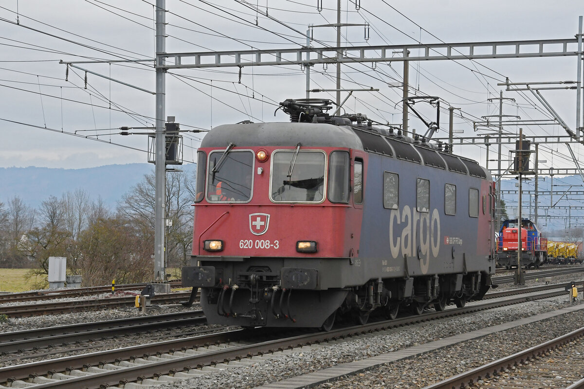 Re 620 008-3 durchfährt am 17.02.2023 solo den Bahnhof Möhlin.