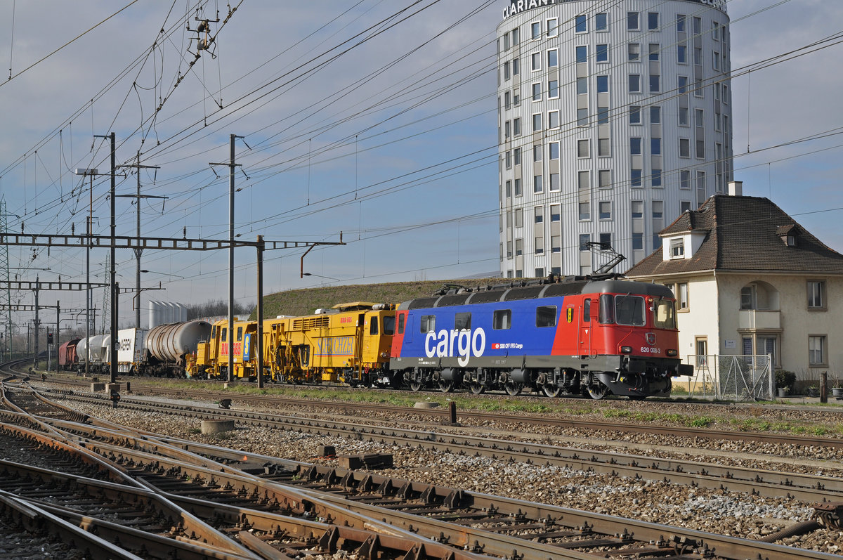 Re 620 008-3 durchfährt den Bahnhof Pratteln. Die Aufnahme stammt vom 14.02.2018.