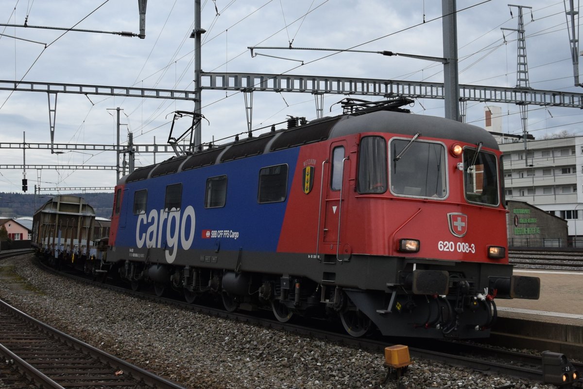 Re 620 008-3  Wetzikon  zieht ihren Güterzug am 09.03.2018 durch Brugg AG in Richtung Basel