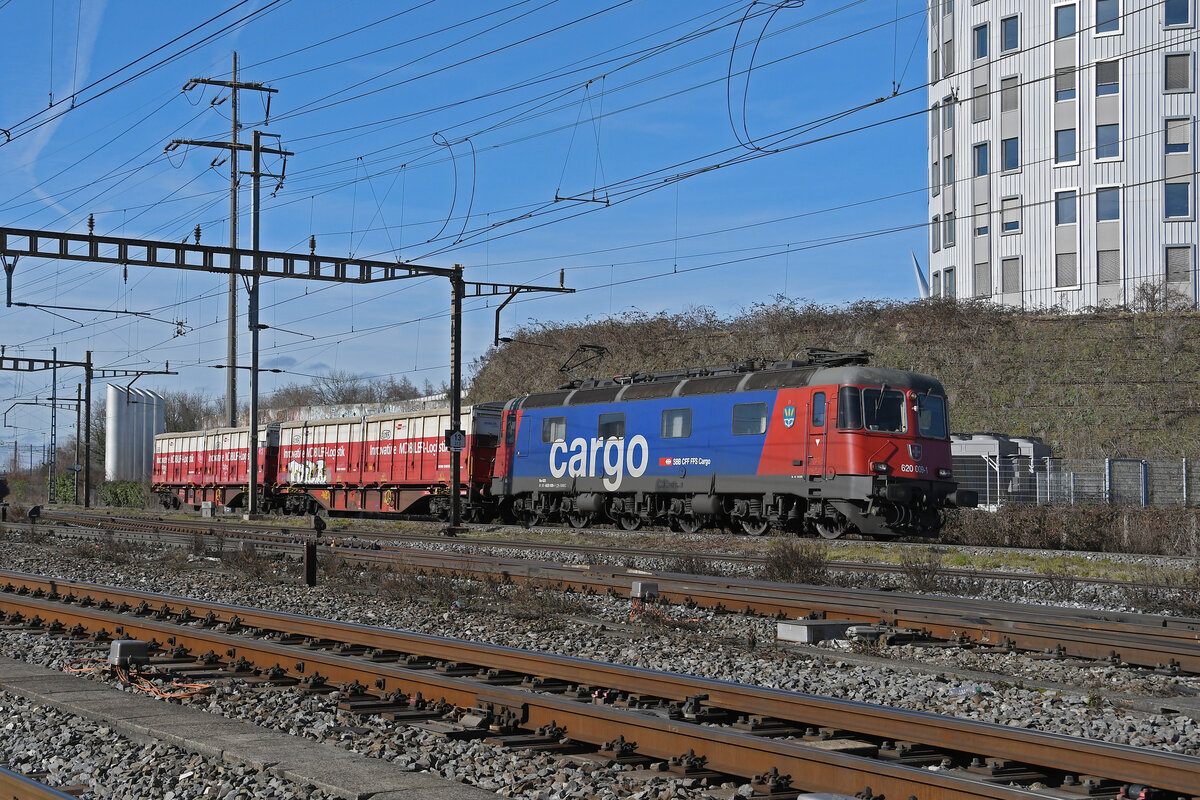 Re 620 009-1 durchfährt am 05.02.2024 den Bahnhof Pratteln.