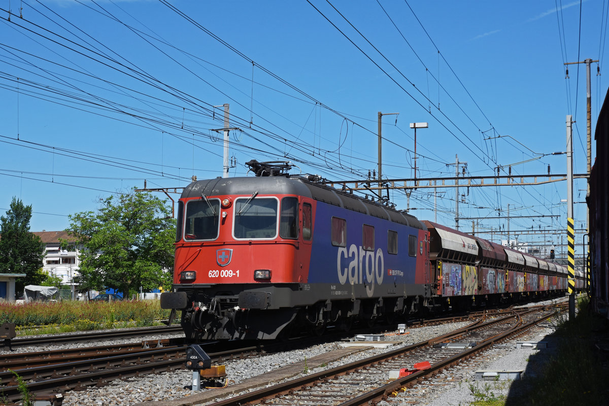 Re 620 009-1 durchfährt den Bahnhof Pratteln. Die Aufnahme stammt vom 12.06.2020.