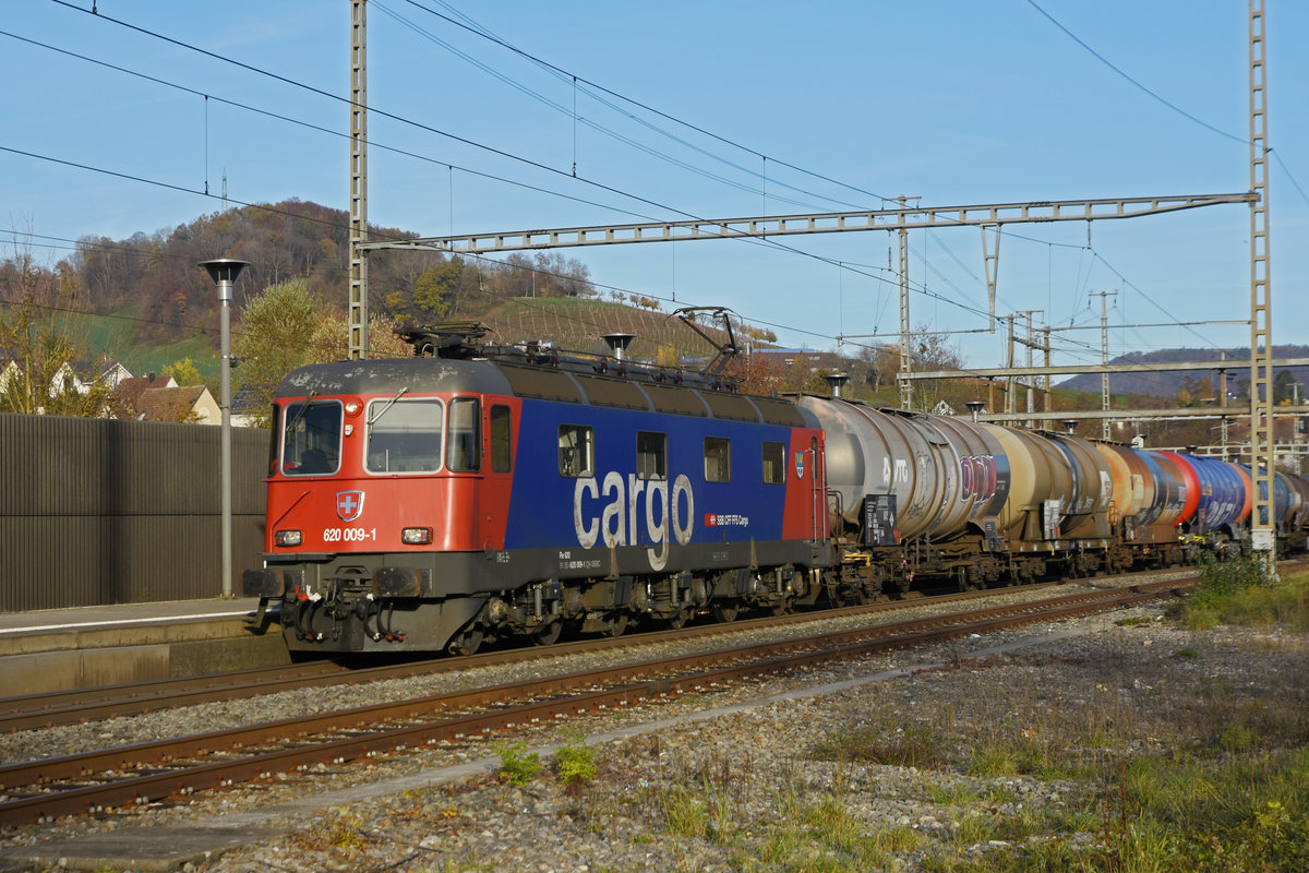 Re 620 009-1 durchfährt den Bahnhof Gelterkinden. Die Aufnahme stammt vom 13.11.2020.