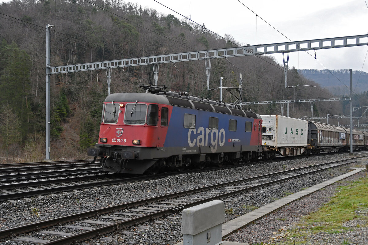 Re 620 010-9 durchfährt am 04.01.2023 den Bahnhof Effingen.