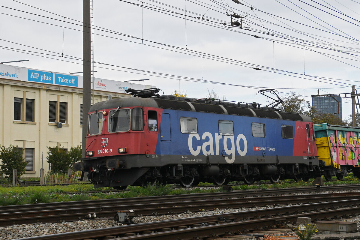 Re 620 010-9 durchfährt am 13.10.2025 den Bahnhof Pratteln.