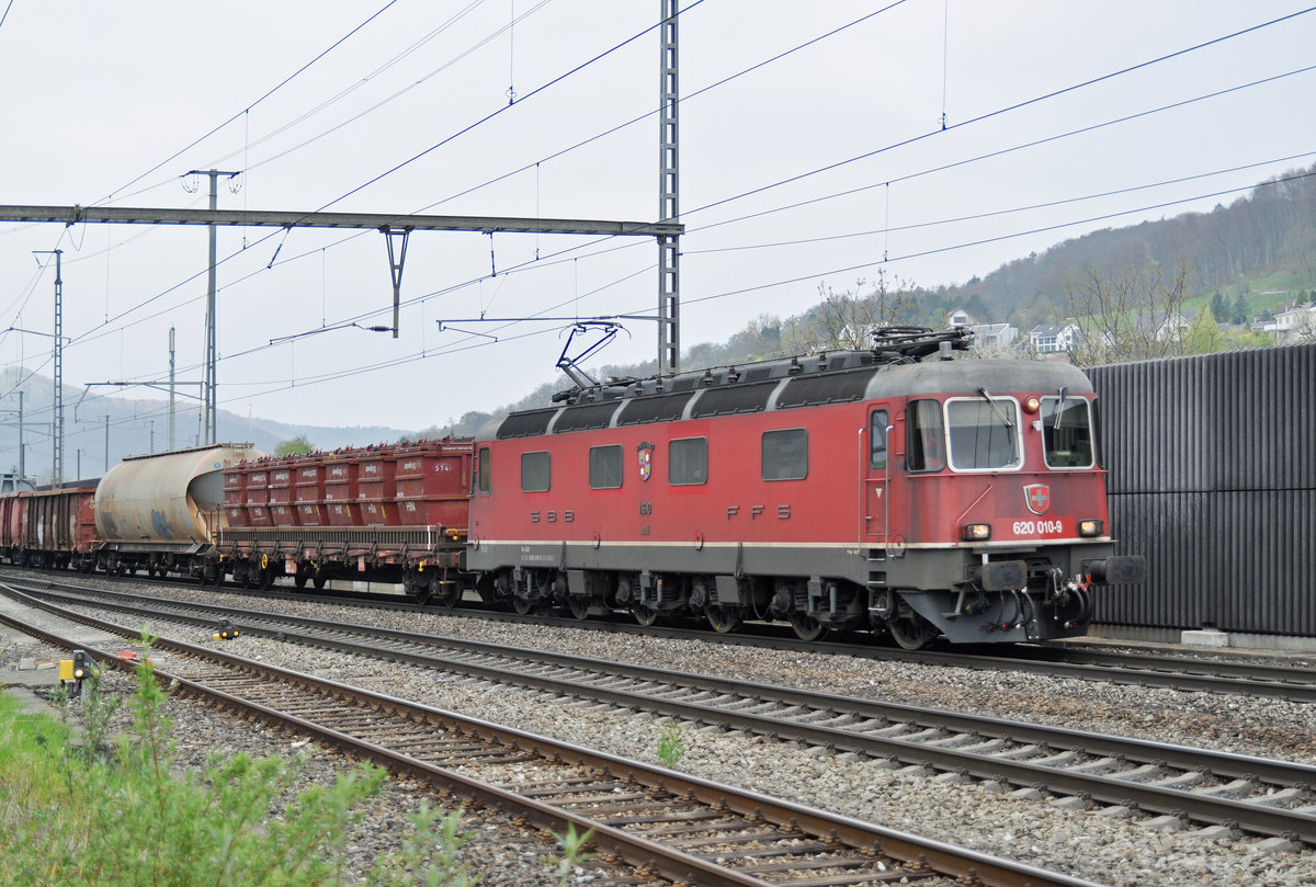Re 620 010-9 durchfährt den Bahnhof Gelterkinden. Die Aufnahme stammt vom 06.04.2017.