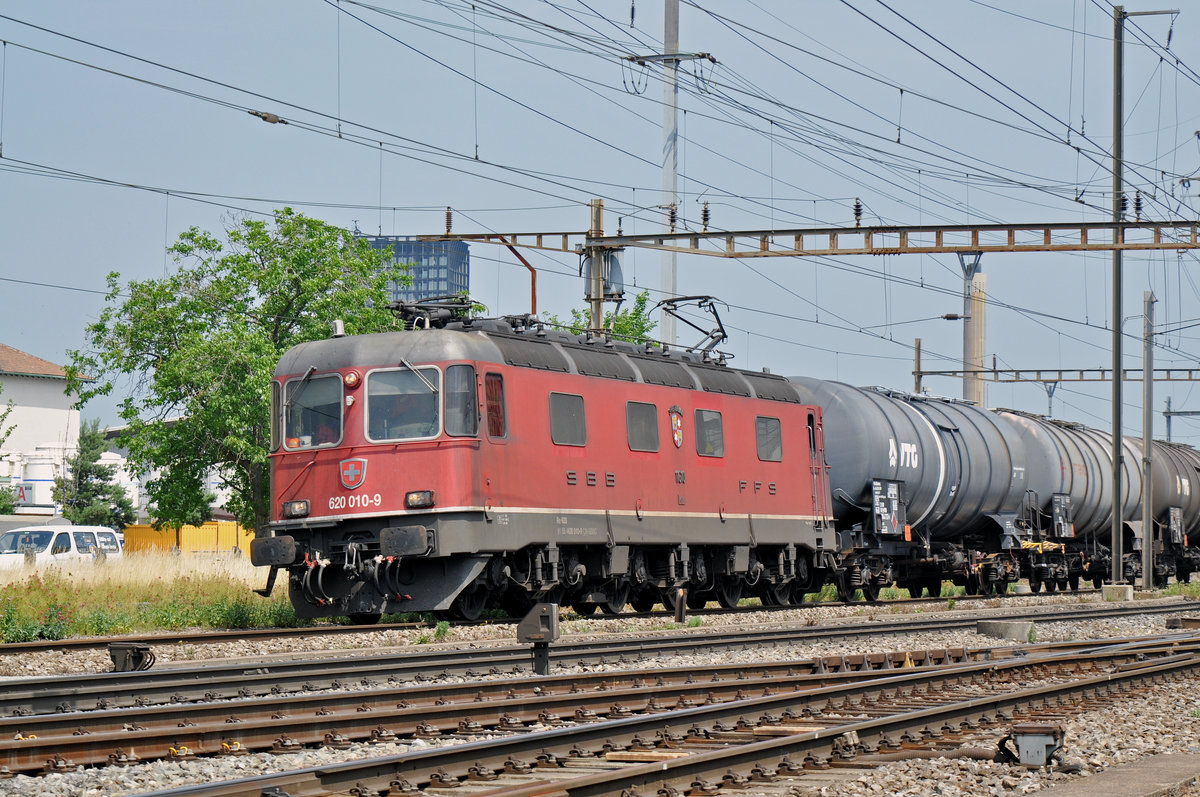 Re 620 010-9 durchfährt den Bahnhof Pratteln. Die Aufnahme stammt vom 20.06.2017.