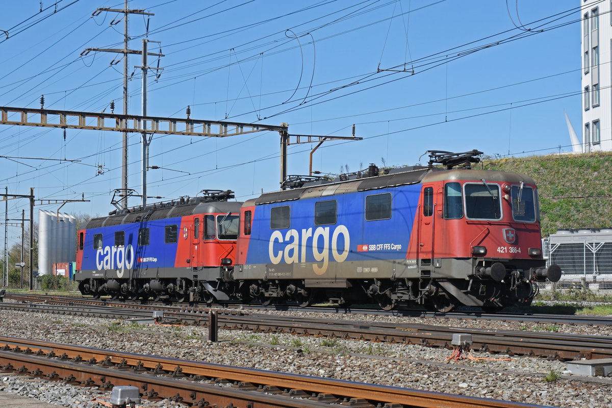 Re 620 010-9 und die geschleppte 421 386-4, durchfahren den Bahnhof Pratteln. Die Aufnahme stammt vom 23.03.2020.