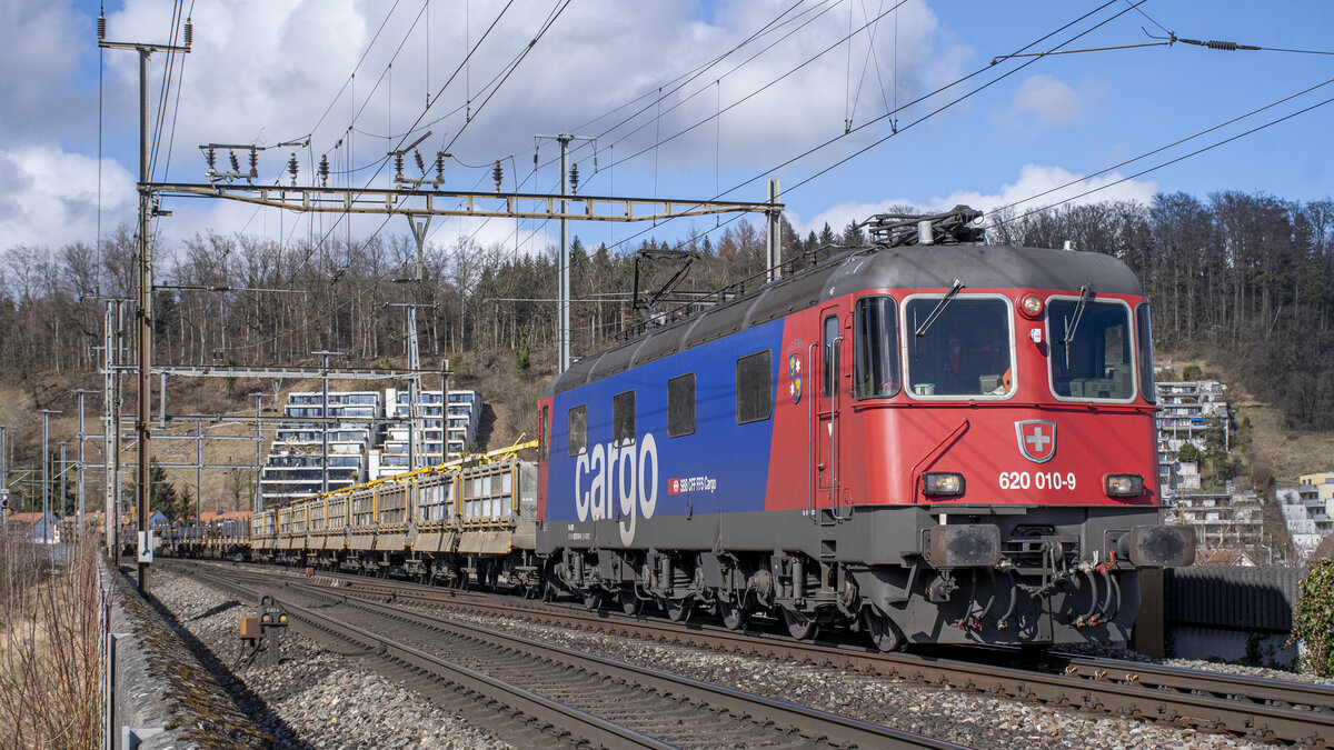 Re 620 010-9  Spreitenbach  ist auf dem Weg in den Tessin, Brugg VL am 23.02.2022.