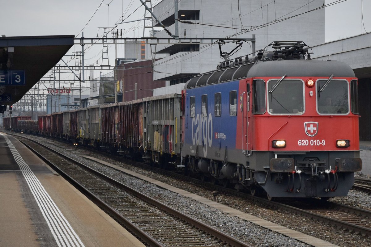Re 620 010-9  Spreitenbach  bei der langsamen Durchfahrt in Killwangen-Spreitenbach, aufgenommen am 07.01.2020.