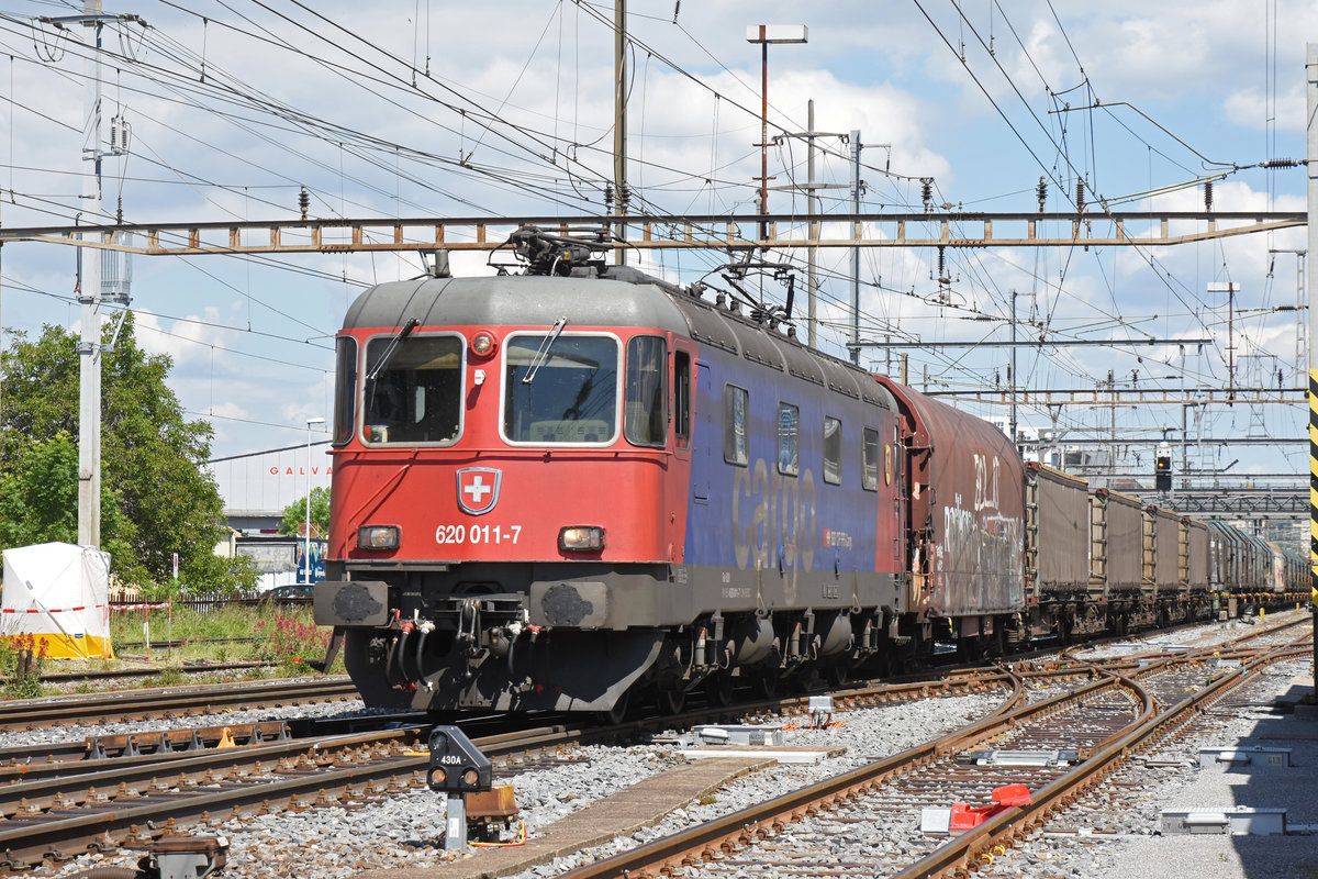 Re 620 011-7 durchfährt den Bahnhof Pratteln. Die Aufnahme stammt vom 31.05.2019.