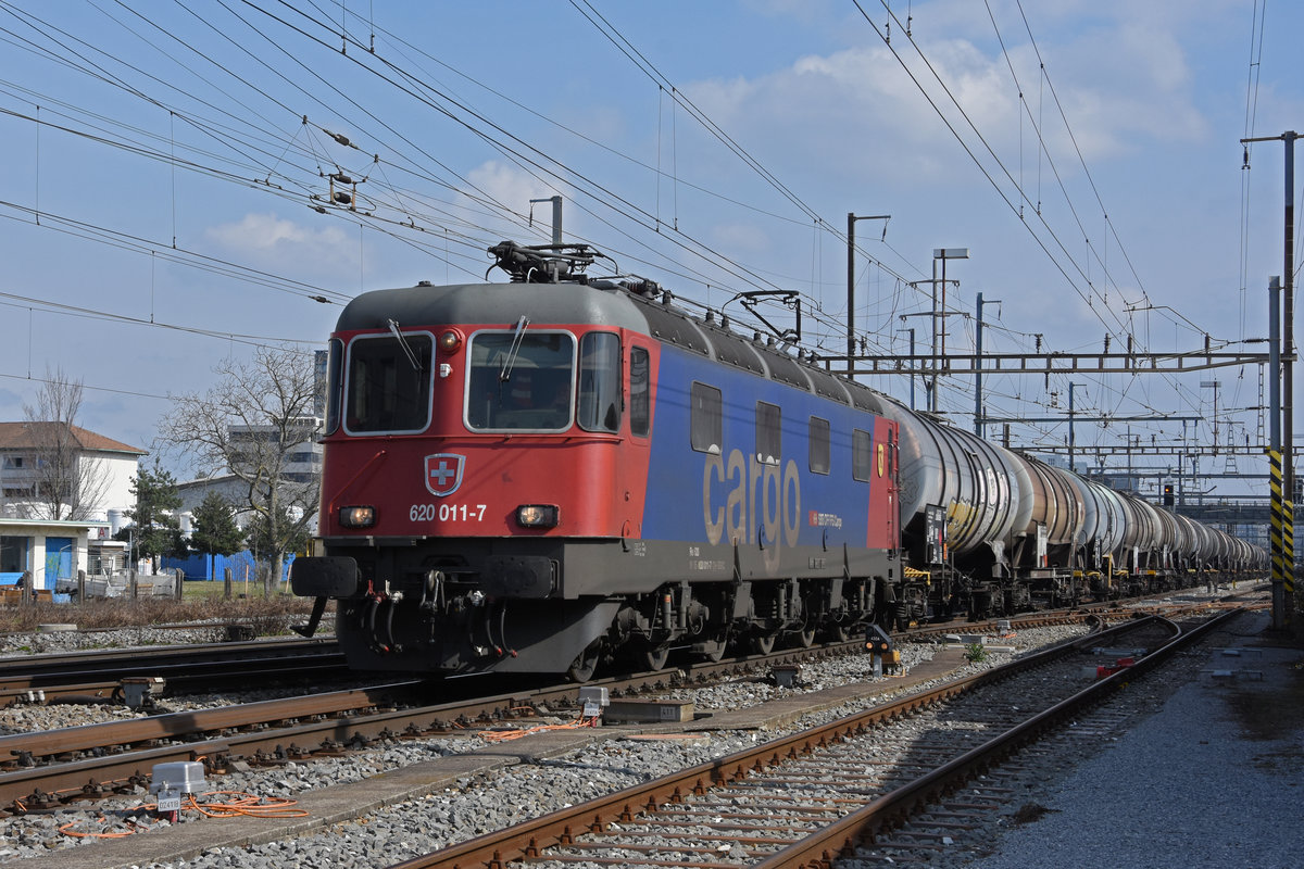 Re 620 011-7 durchfährt den Bahnhof Pratteln. Die Aufnahme stammt vom 10.03.2021.