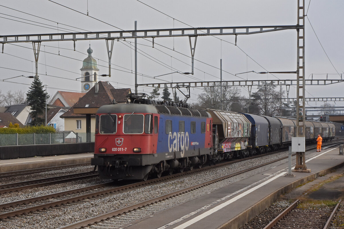 Re 620 011-7 durchfährt den Bahnhof Rupperswil. Die Aufnahme stammt vom 04.02.2022.