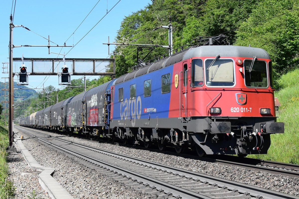 Re 620 011-7  Rüti ZH  zieht am 01.06.2019 bei Umiken AG einen Güterzug in Richtung Süden. 