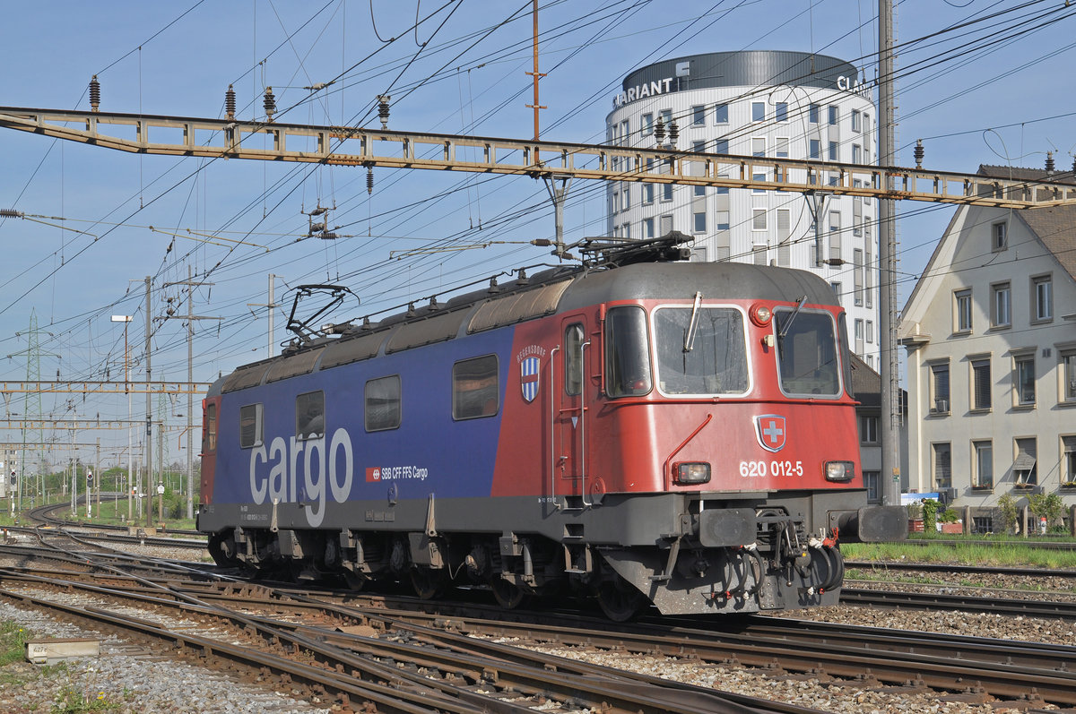 Re 620 012-5 durchfährt den Bahnhof Pratteln. Die Aufnahme stammt vom 12.04.2017.