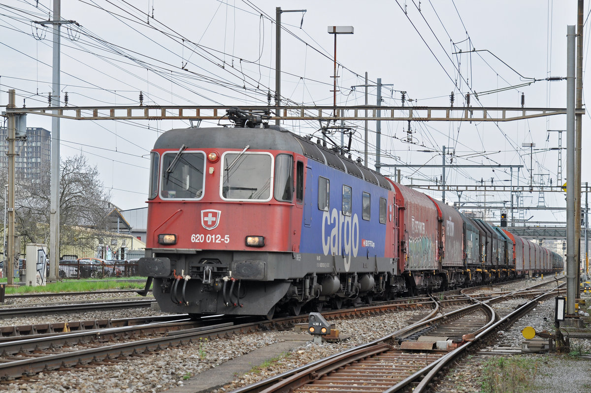 Re 620 012-5 durchfährt den Bahnhof Pratteln. Die Aufnahme stammt vom 09.04.2018.
