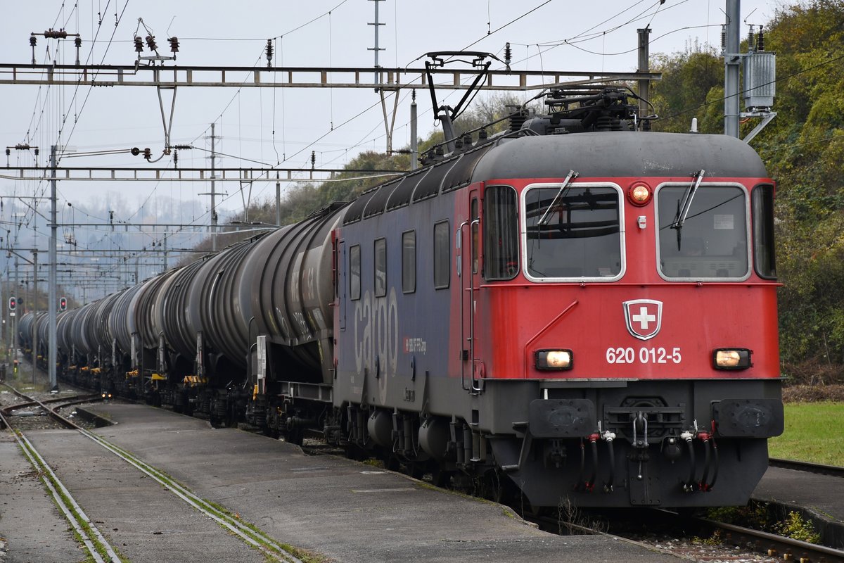 Re 620 012-5  Regensdorf  wartet mit ihrem Kesselzug am 22.11.2019 beim Tanklager Mellingen auf die Abfahrt.