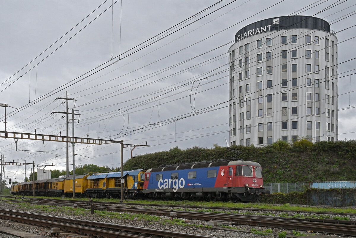 Re 620 013-3 durchfährt am 25.09.2025 den Bahnhof Pratteln.