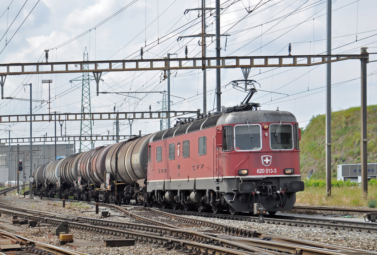 Re 620 013-3 durchfährt den Bahnhof Pratteln. Die Aufnahme stammt vom 01.06.2017.