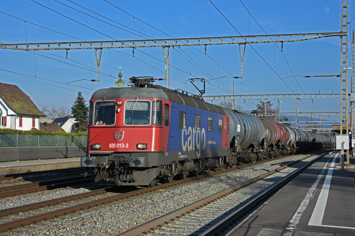 Re 620 013-3 durchfährt den Bahnhof Rupperswil. Die Aufnahme stammt vom 13.01.2022.