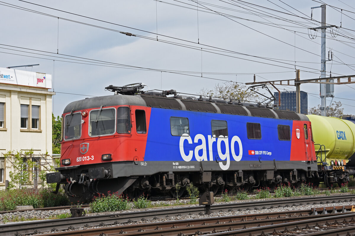 Re 620 013-3 durchfährt den Bahnhof Pratteln. Die Aufnahme stammt vom 29.04.2022.