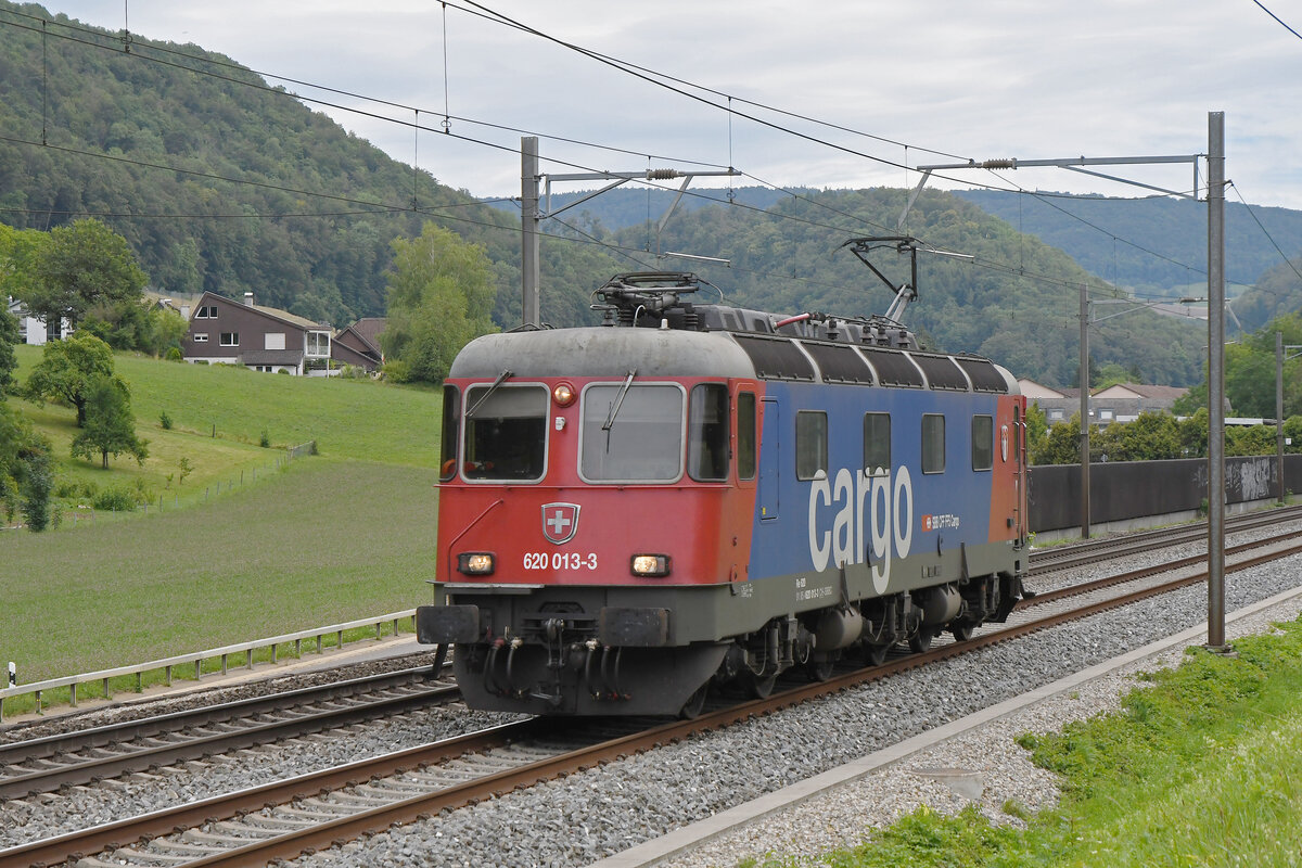 Re 620 013-3 fährt am 27.07.2023 solo Richtung Bahnhof Gelterkinden.