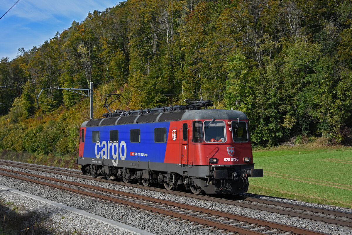 Re 620 013-3 fährt solo Richtung Bahnhof Tecknau. Die Aufnahme stammt vom 18.10.2021.