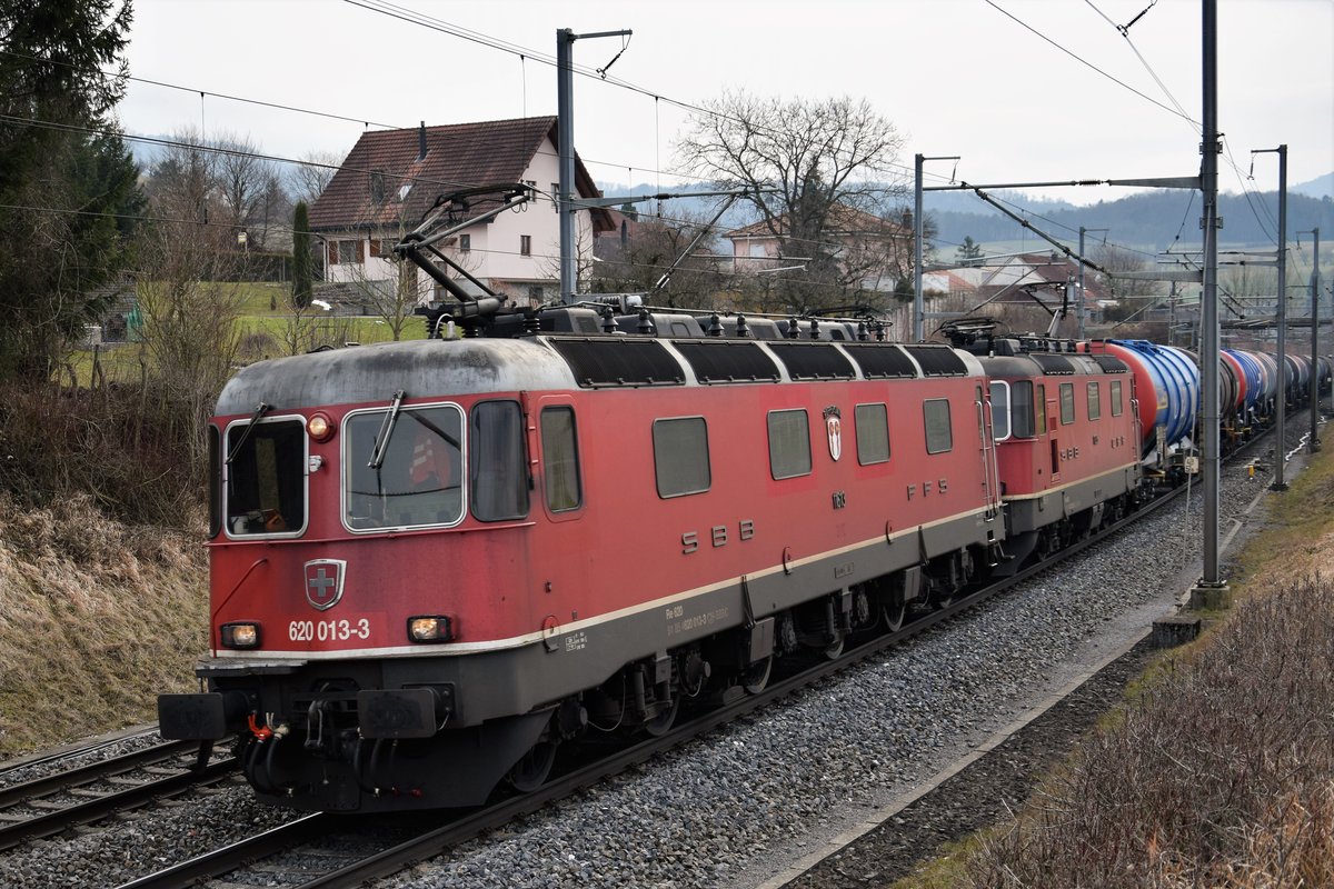 Re 620 013-3  Rapperswil  zieht am Nachmittag des 06.03.2018 zusammen mit Re 4/4 II 11325 ihren Güterzug die Bözberg Nordrampe bei Zeihen AG hinauf.