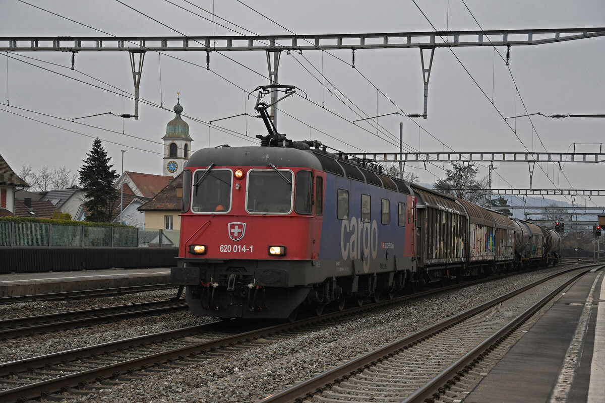 Re 620 014-1 durchfährt am 26.01.2023 den Bahnhof Rupperswil.