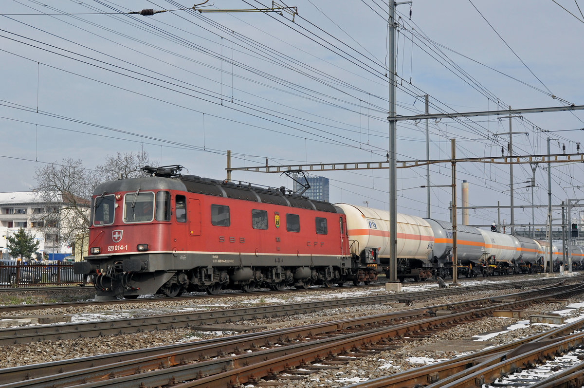 Re 620 014-1 durchfährt den Bahnhof Pratteln. Die Aufnahme stammt vom 01.03.2018.