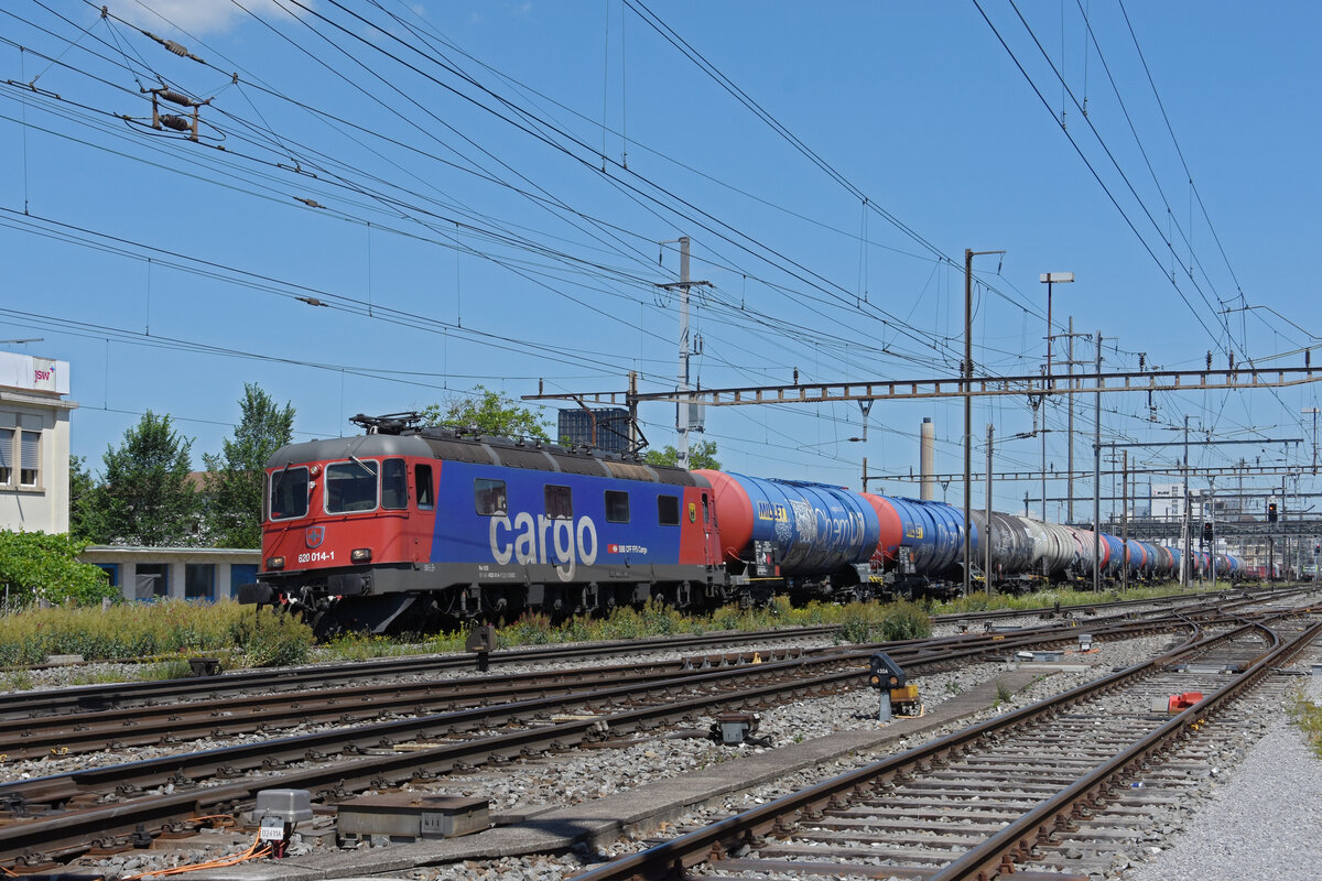 Re 620 014-1 durchfährt den Bahnhof Pratteln. Die Aufnahme stammt vom 13.06.2022.