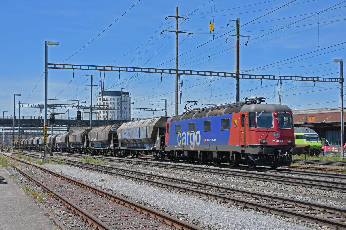 Re 620 014-1 durchfährt den Bahnhof Pratteln. Die Aufnahme stammt vom 14.06.2022.