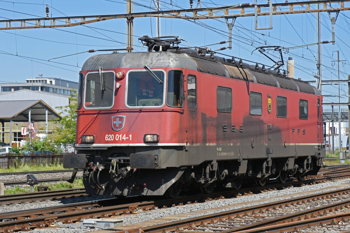Re 620 014-1 durchfährt solo den Bahnhof Pratteln. Die Aufnahme stammt vom 06.05.2020.