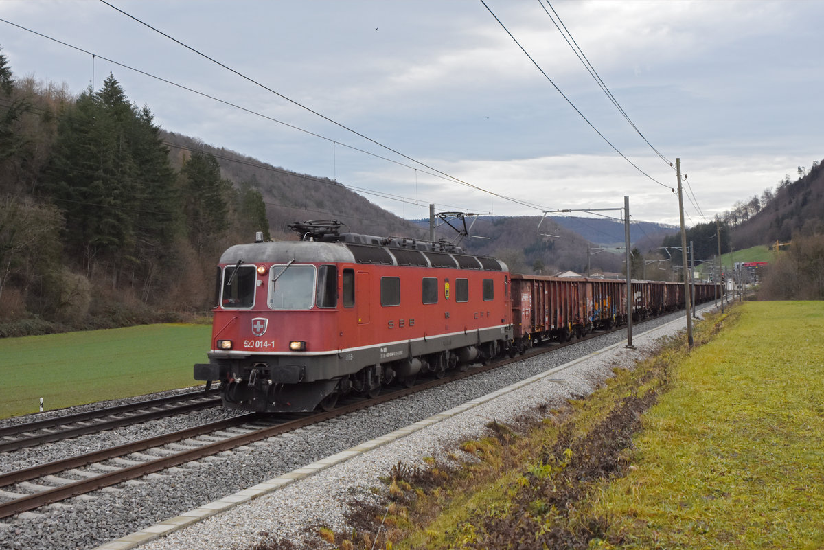 Re 620 014-1 fährt Richtung Bahnhof Gelterkinden. Die Aufnahme stammt vom 23.12.2020.