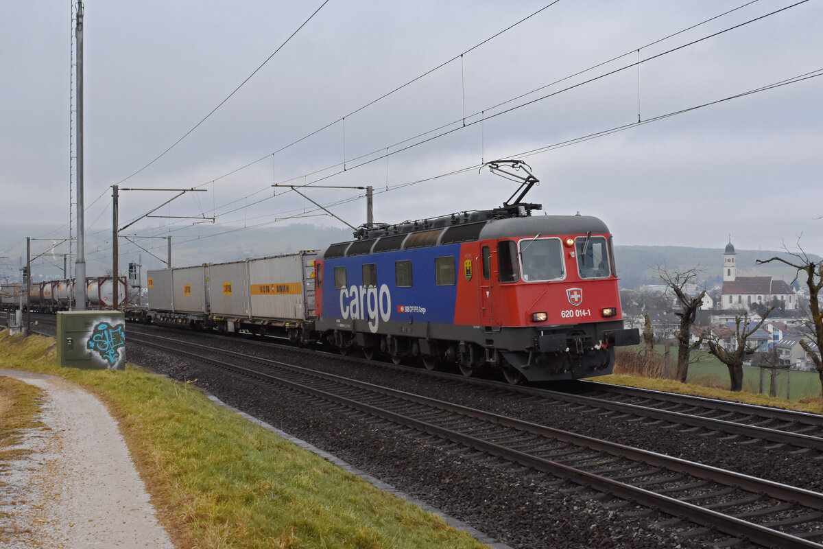 Re 620 014-1 fährt Richtung Bahnhof Hornussen. Die Aufnahme stammt vom 28.01.2022.