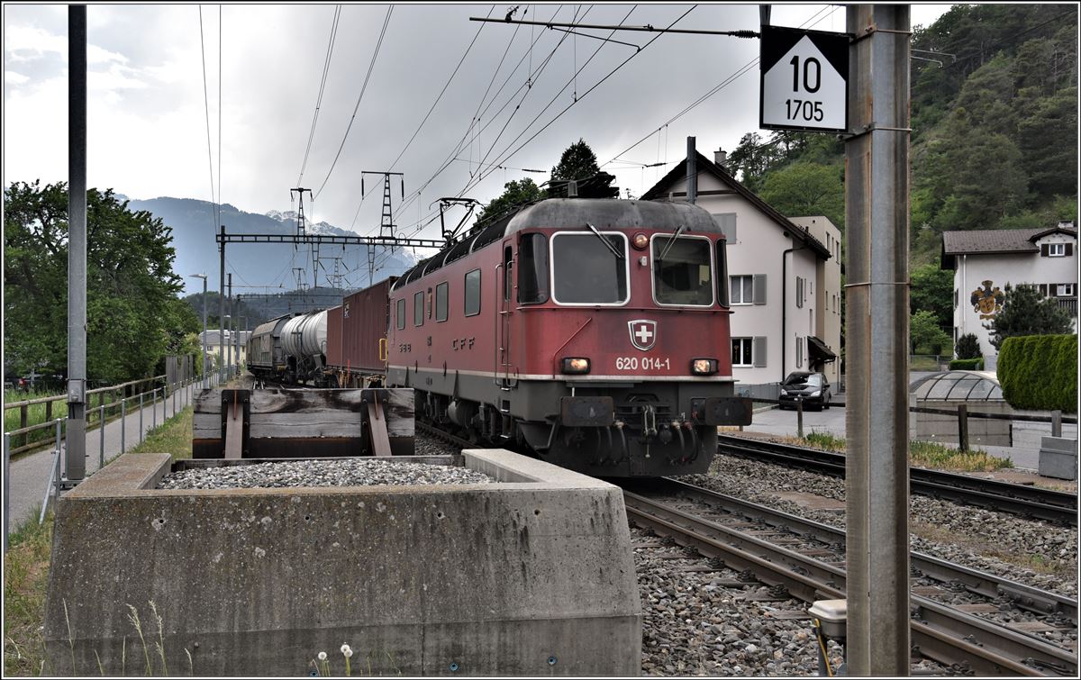 Re 620 014-1  Meilen  verlässt das Anschlussgleis zur Ems Chemie in Domat/Ems über das Dreischienengleis Richtung Chur. (07.05.2018)