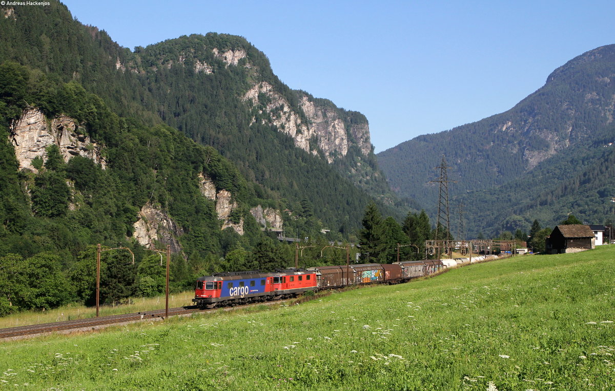 Re 620 015-2 und 11295 mit einem Mischer bei Faido 24.6.16