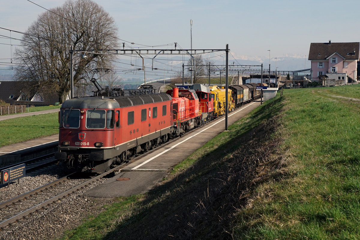 Re 620 015 - 8  KLOTEN  mit interessanter Anhängelast bei Mühlau am 22. März 2019.
Foto: Walter Ruetsch