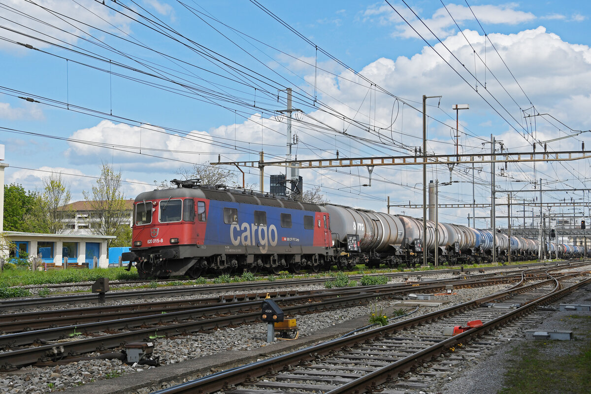 Re 620 015-8 durchfährt am 27.04.2023 den Bahnhof Pratteln.