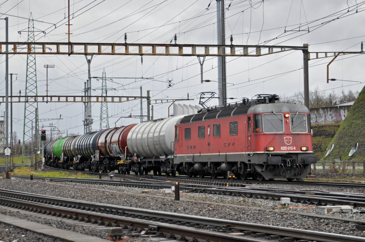 Re 620 015-8 durchfährt den Bahnhof Pratteln. Die Aufnahme stammt vom 22.01.2018.