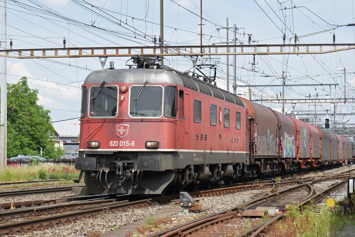 Re 620 015-8 durchfährt den Bahnhof Pratteln. Die Aufnahme stammt vom 28.05.2018.