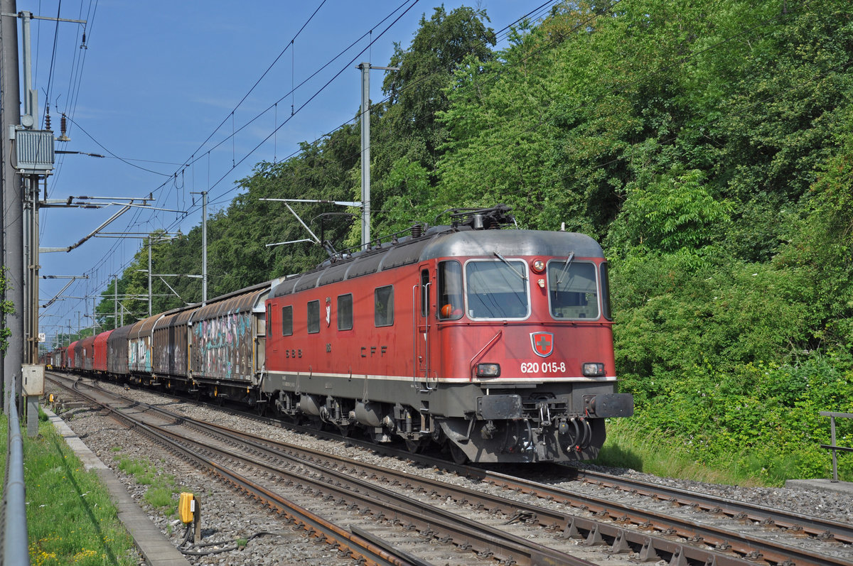 Re 620 015-8 durchfährt den Bahnhof Möhlin. Die Aufnahme stammt vom 09.06.2018.