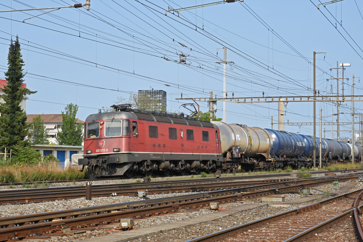 Re 620 015-8 durchfährt den Bahnhof Pratteln. Die Aufnahme stammt vom 28.08.2018.