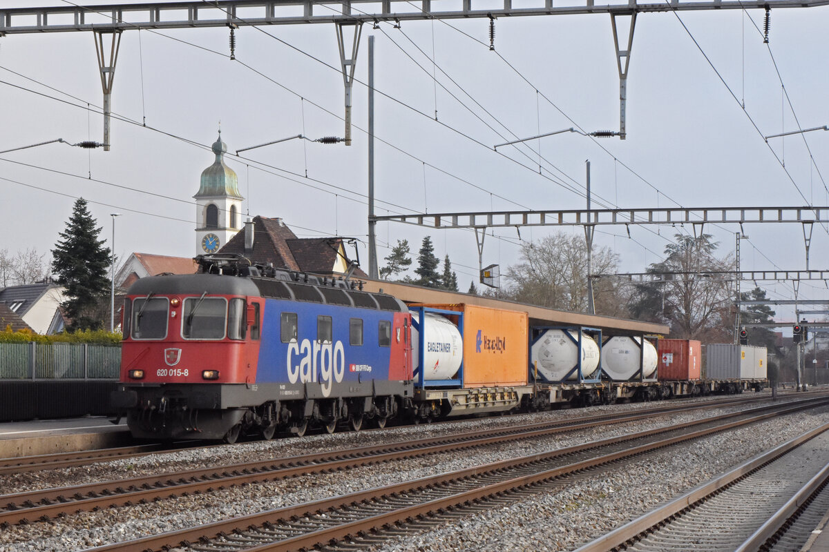 Re 620 015-8 durchfährt den Bahnhof Rupperswil. Die Aufnahme stammt vom 04.02.2022.