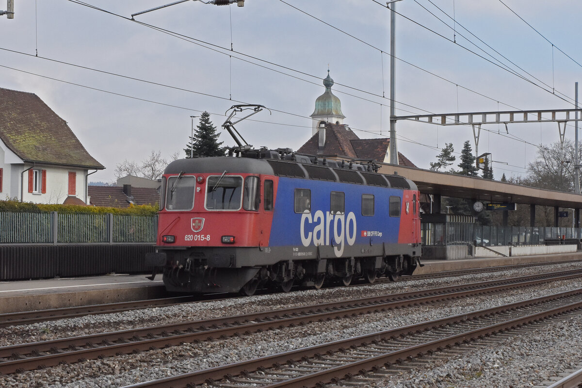 Re 620 015-8 durchfährt den Bahnhof Rupperswil. Die Aufnahme stammt vom 04.02.2022.