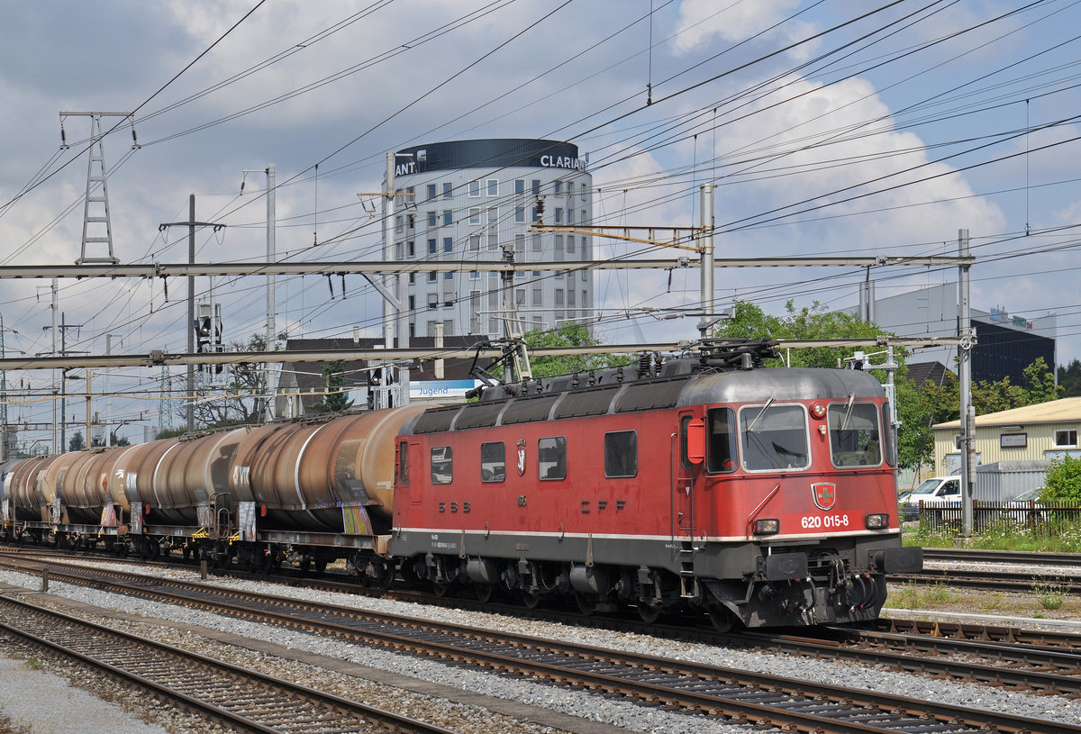 Re 620 015-8 durchfährt den Bahnhof Pratteln. Die Aufnahme stammt vom 15.07.2016.