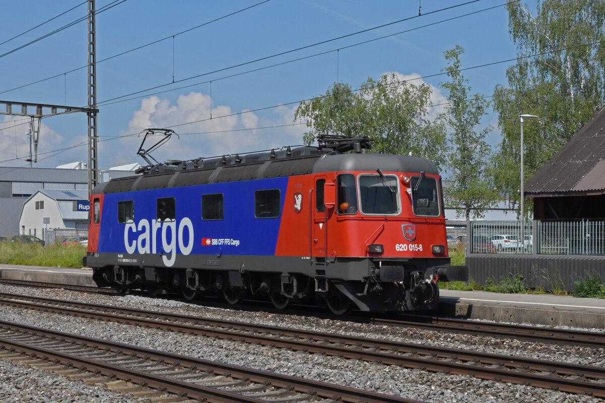 Re 620 015-8 durchfährt solo den Bahnhof Rupperswil. Die Aufnahme stammt vom 10.06.2021.