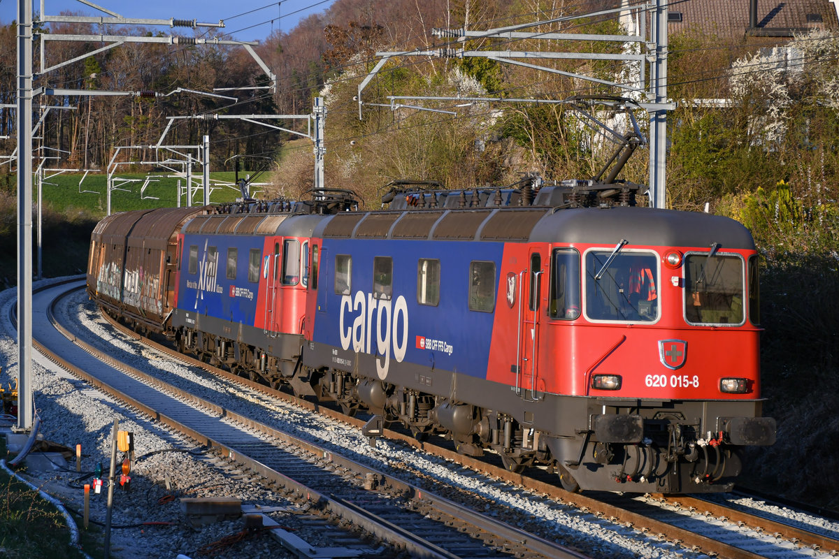 Re 620 015-8  Kloten  ist zusammen mit Re 620 088-5  Linthal  aus dem Süden kommend in Richtung Basel unterwegs. Aufgenommen in der Abendsonne von Zeihen AG am 03.04.2021.