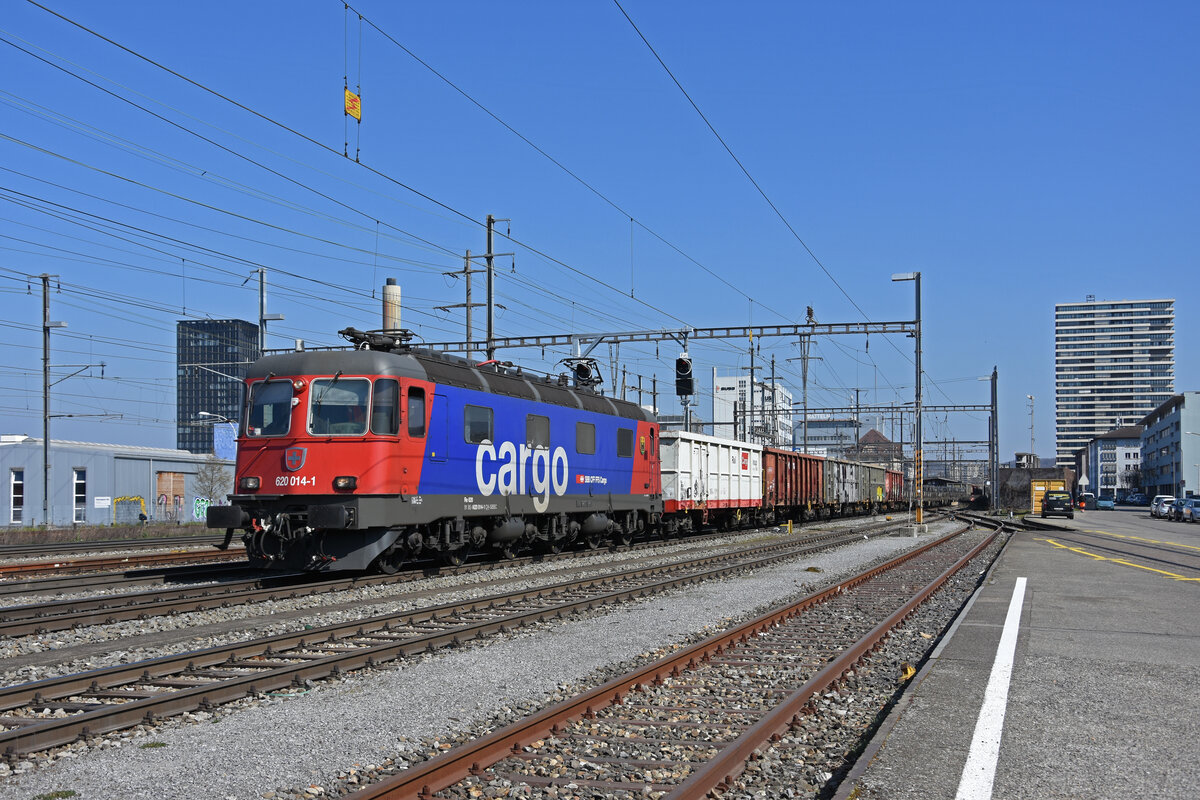 Re 620 0154-1 durchfährt den Bahnhof Pratteln. Die Aufnahme stammt vom 23.03.2022.